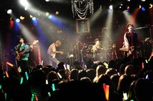 「カスタマイZ FIRST LIVE TOUR 2014 愉快！爽快！全開！大正解！ ～俺らの一気イチYOU!!～」東京・渋谷CLUB QUATTRO公演の様子。