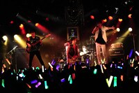 「カスタマイZ FIRST LIVE TOUR 2014 愉快！爽快！全開！大正解！ ～俺らの一気イチYOU!!～」東京・渋谷CLUB QUATTRO公演の様子。