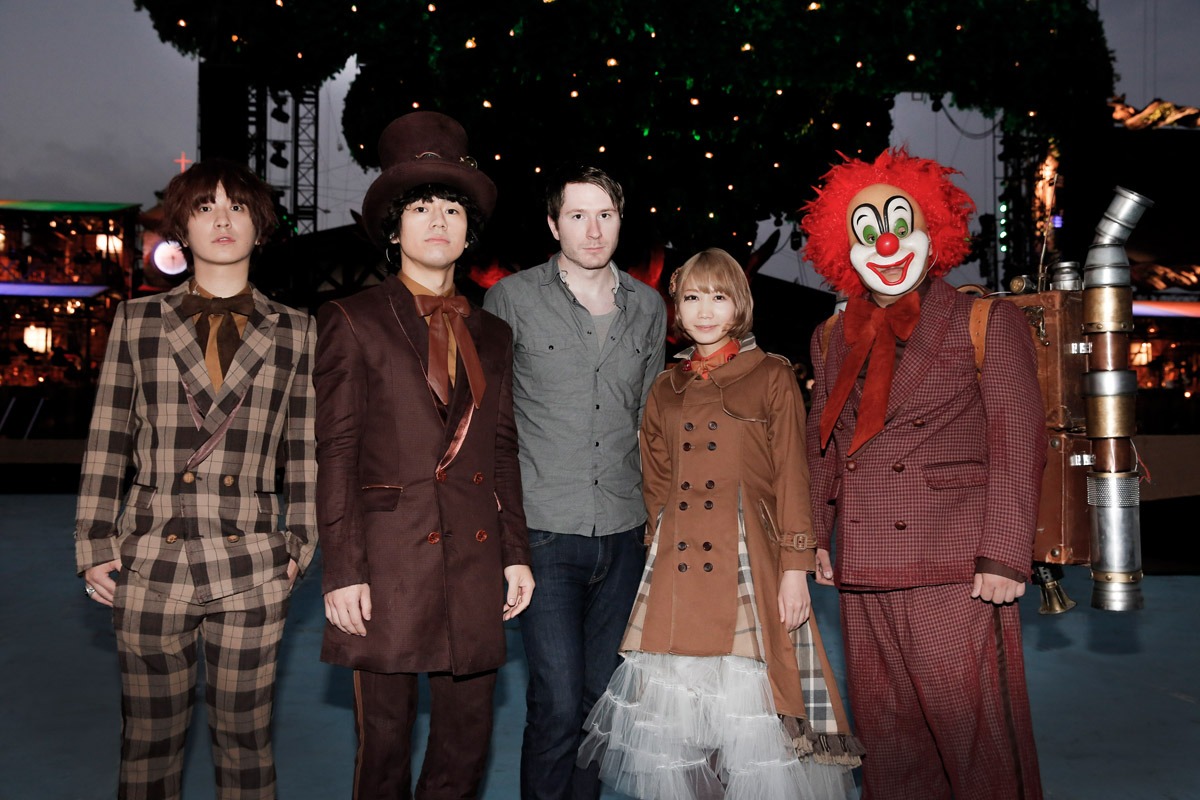 今週の人気画像3位は「セカオワ、Owl City共演曲『TOKYO』で世界へ」より、Owl CityとSEKAI NO OWARI。