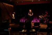 母娘ファンのために歌う華原朋美。