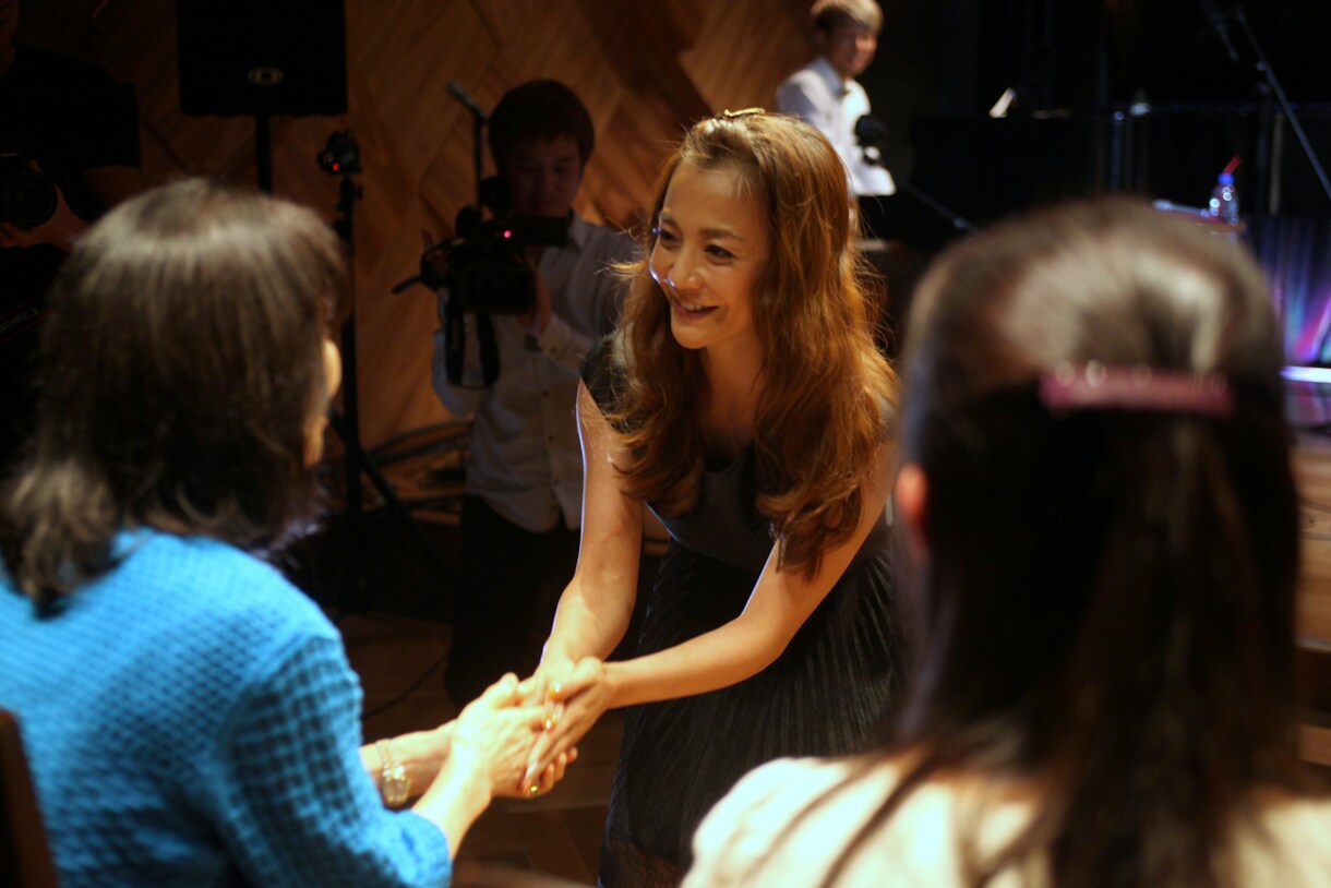 1組限定プレミアムライブを行った華原朋美（中央）。