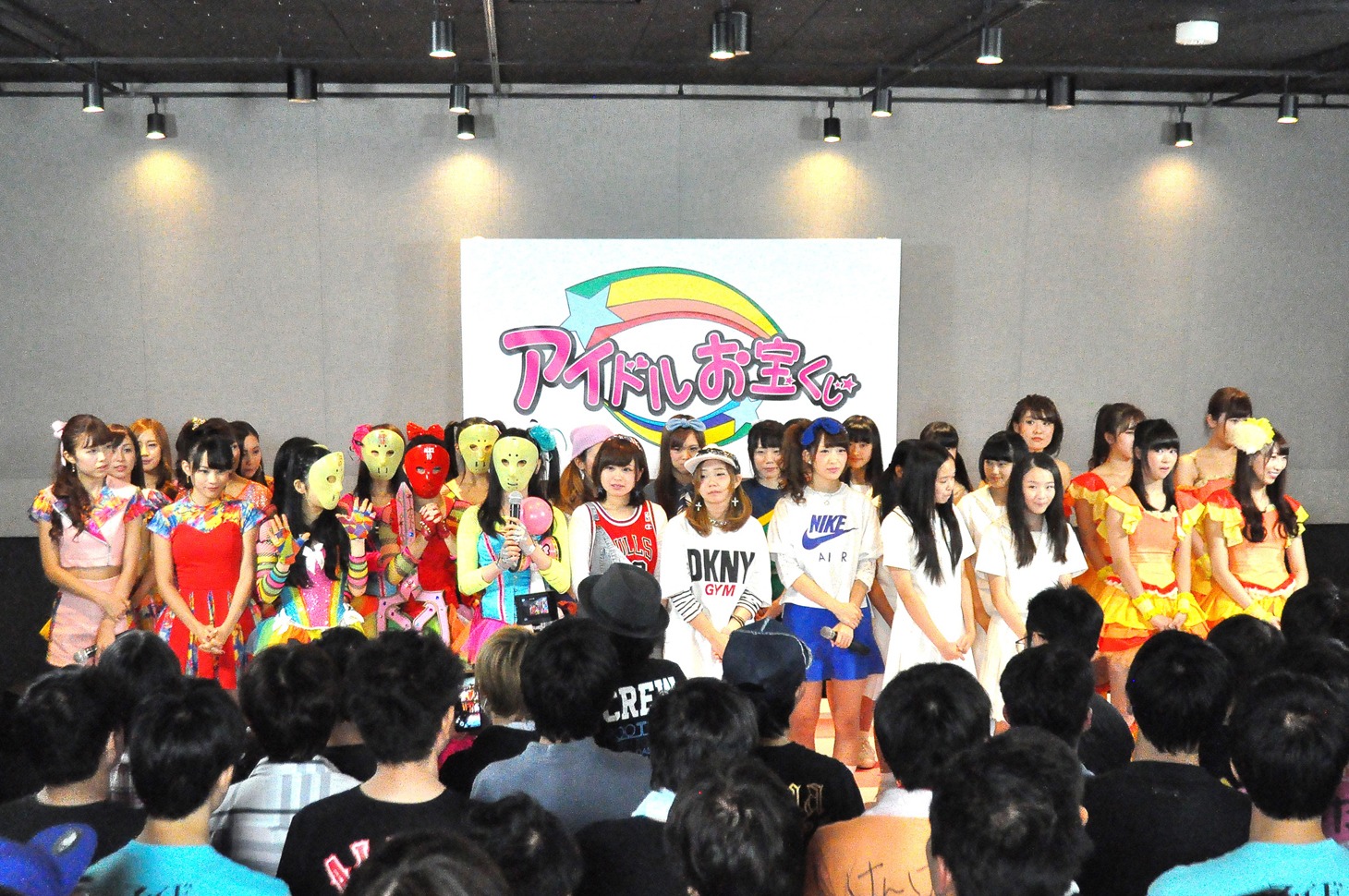 テレビ朝日「アイドルお宝くじ」第1回に登場するアイドルたち。左からChu-Z、仮面女子、Especia、アイドルネッサンス、愛乙女★DOLL。