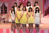 今週の人気画像8位は「スマイレージ、新メンバー加入で9人体制に」より、新メンバーを迎えたスマイレージ。