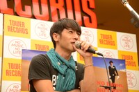 軽妙なトークで会場を沸かせる寺岡呼人。