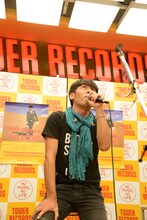 「……LEDですかね」と店内の明るさをしきりに気にする寺岡呼人。