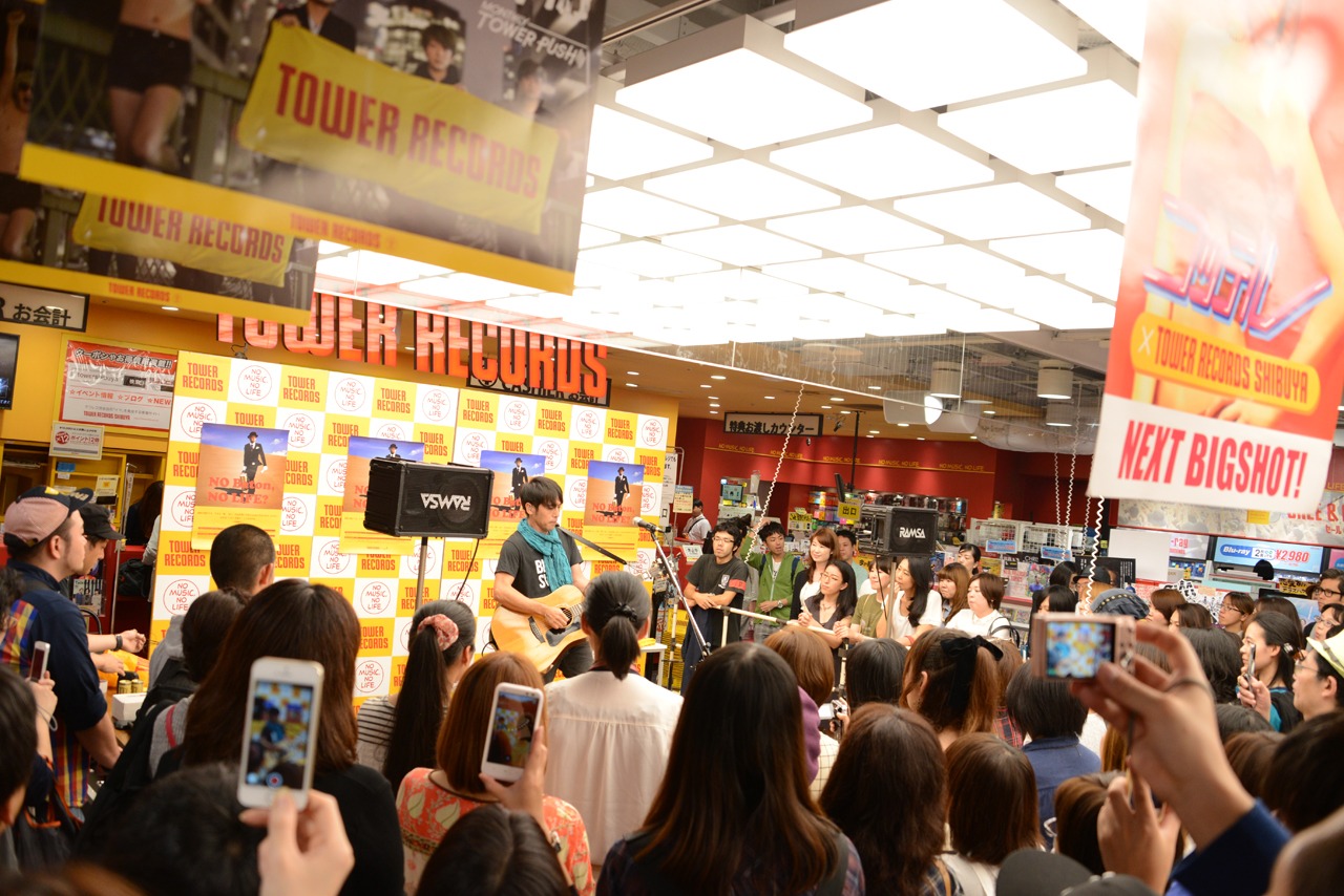 イベント中は写真撮影が許可され、ファンも携帯カメラなどを使ってライブの模様をシャッターに収めていた。