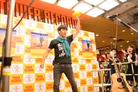 後方の観客にも手を振って声援に応える寺岡呼人。