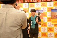 ピースサインでチェキ撮影に応じる寺岡呼人。