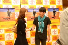 ファンの握手に応じる寺岡呼人。