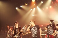 「木下理樹×園子温presents ART-SCHOOL×園子温BAND（Revolution Q）映画『ラブ＆ピース』完成記念祭」でのRevolution QとART-SCHOOLのコラボステージの様子。（撮影：中野敬久）