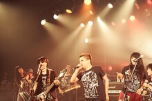 「木下理樹×園子温presents ART-SCHOOL×園子温BAND（Revolution Q）映画『ラブ＆ピース』完成記念祭」でのRevolution QとART-SCHOOLのコラボステージの様子。（撮影：中野敬久）