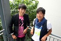 ナタリーPower Pushではアルバム「Baton」の発売を記念して、寺岡呼人（左）とMr.Children桜井和寿（右）のスペシャル対談を掲載中。