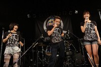 左からテンテンコ、園子温、真野恵里菜。（撮影：折井康弘）