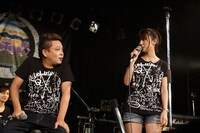 左から園子温、真野恵里菜。（撮影：折井康弘）