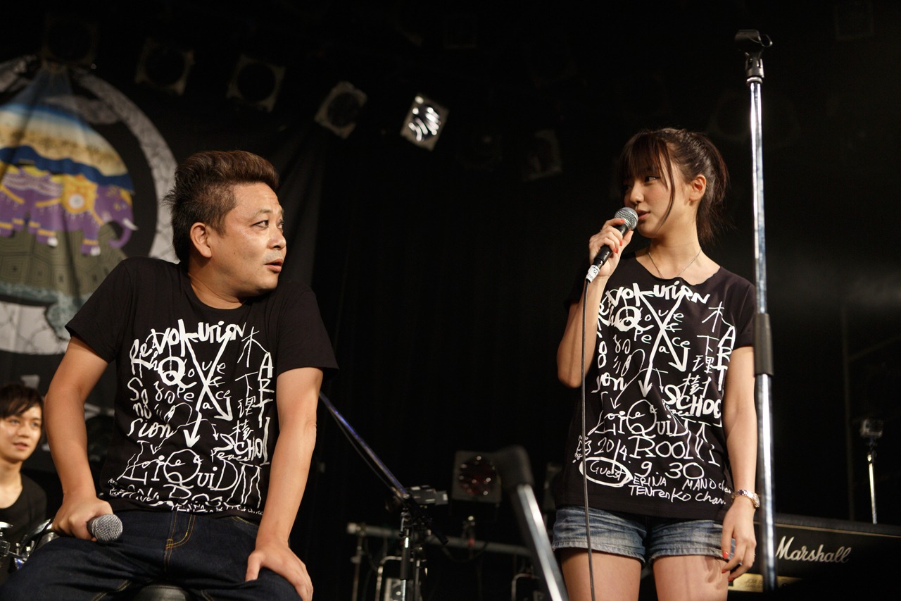 左から園子温、真野恵里菜。（撮影：折井康弘）
