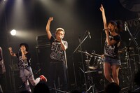 左からテンテンコ、園子温、真野恵里菜。（撮影：折井康弘）