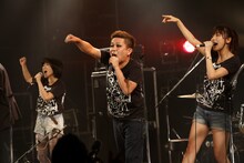 左からテンテンコ、園子温、真野恵里菜。（撮影：折井康弘）