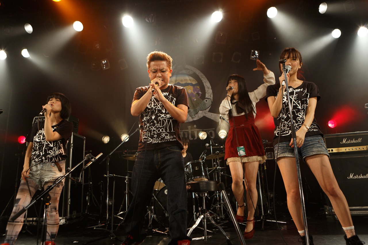 「木下理樹×園子温presents ART-SCHOOL×園子温BAND（Revolution Q）映画『ラブ＆ピース』完成記念祭」でのRevolution Qのステージの様子。（撮影：折井康弘）
