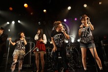 「木下理樹×園子温presents ART-SCHOOL×園子温BAND（Revolution Q）映画『ラブ＆ピース』完成記念祭」でのRevolution Qのステージの様子。（撮影：折井康弘）