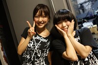 左から真野恵里菜、テンテンコ。（撮影：折井康弘）