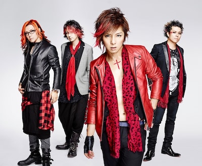 Mitsuru Matsuoka ERNEST DRIVE。左からJun-ji（Dr）、IKUO（B）、松岡充（Vo）、tatsuo（G）。 (c)2014石森プロ・テレビ朝日・ADK・東映