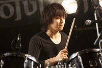 谷本幸優（Dr / Revolution Q）（撮影：折井康弘）