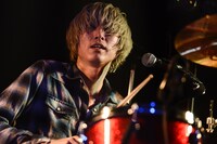 美代一貴（Dr）（撮影：釘野孝宏）