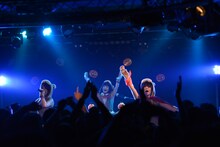 「尊敬という名のGIG Vol.1」でのくりかまきのステージの様子。