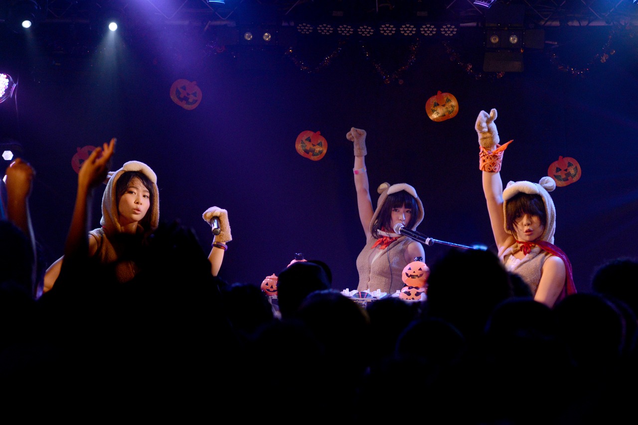 「尊敬という名のGIG Vol.1」でのあゆみくりかまきのステージの様子。