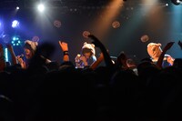 「尊敬という名のGIG Vol.1」でのあゆみくりかまきのステージの様子。