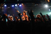 「尊敬という名のGIG Vol.1」でのあゆみくりかまきのステージの様子。