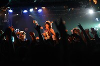 「尊敬という名のGIG Vol.1」でのあゆみくりかまきのステージの様子。