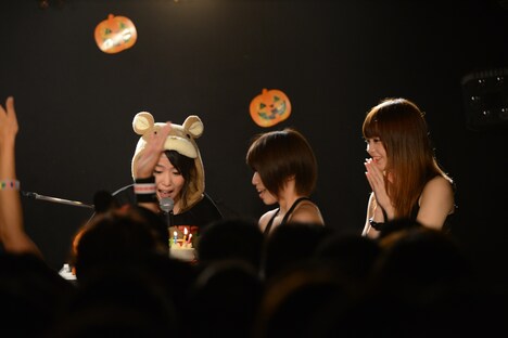 FRUITPOCHETTEが運んできたバースデーケーキに感激するまき。