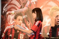 似顔絵を描く深川麻衣。