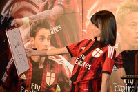 似顔絵を眺める深川麻衣。