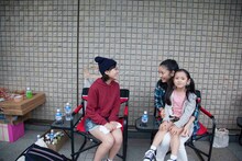 ビデオクリップ撮影の合間に談笑する林愛夏（ベイビーレイズ）、国分佐智子、井上琳水。