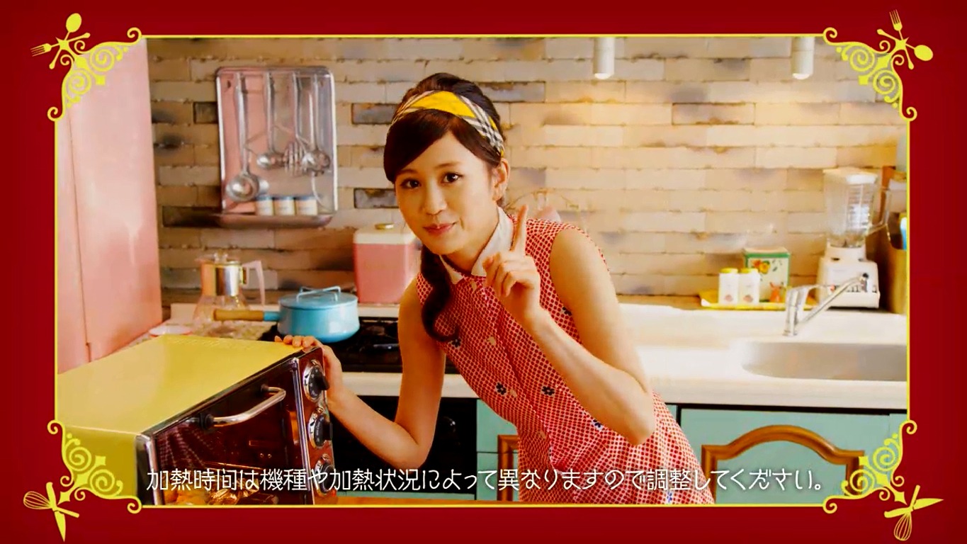 レトロなオーブンで調理する前田敦子。