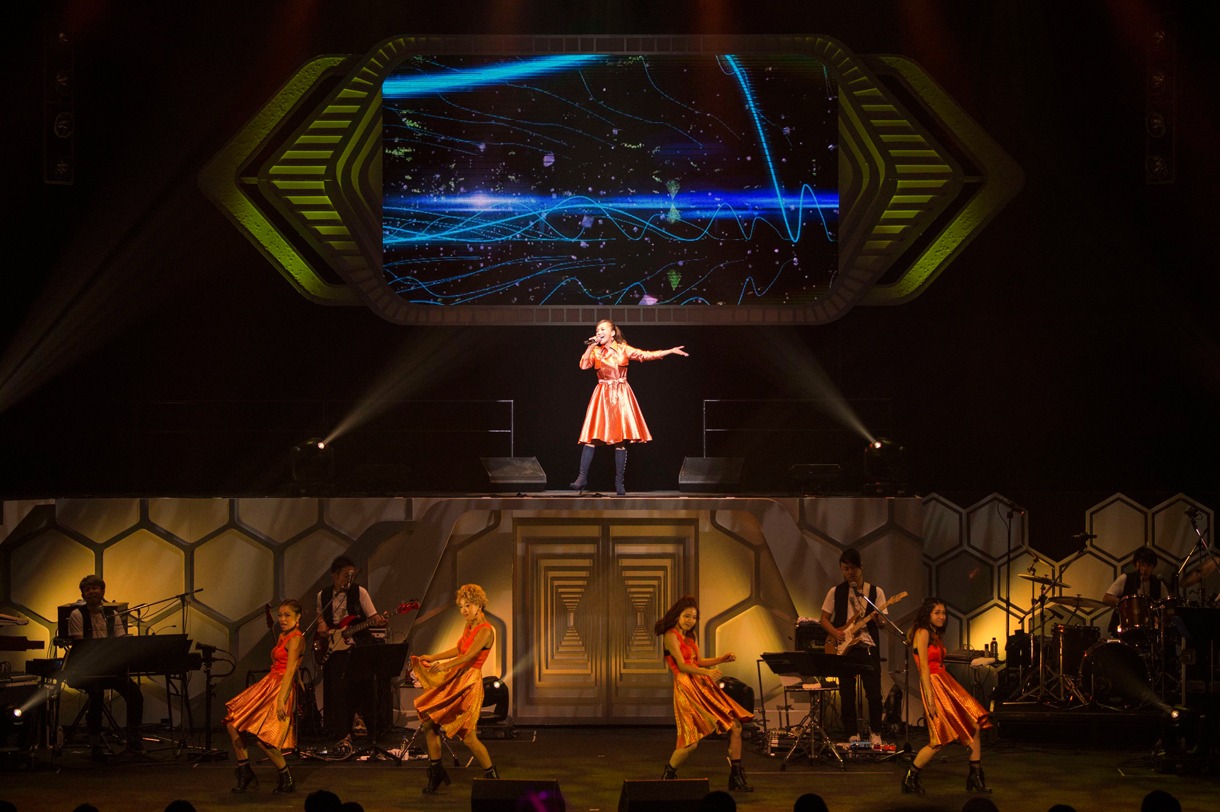 10月5日に行われた華原朋美「TOMOMI KAHARA CONCERT TOUR 2014～MEMORIES～」東京・NHKホール公演の様子。