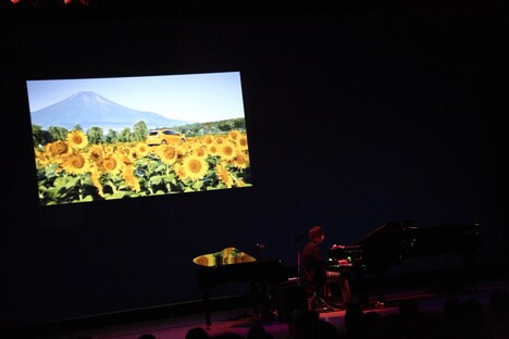 TOYOTA「AQUA」のCM映像をバックに「千本桜」を披露するまらしぃ。