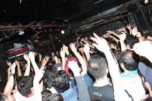 1部のオープニングでフロアから登場し「plastic 2 mercy」を歌唱するプラニメ。