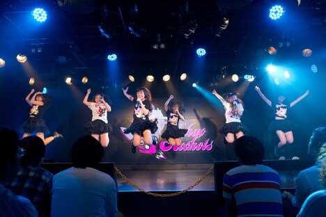 東京ロケッツとさやか、あかね（HAPPAY DANCE）による「弾丸ハイジャンプ」歌唱の様子。