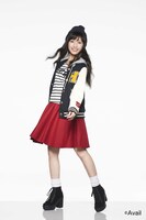 “ストリートMIX系”コーディネートの渡辺麻友。