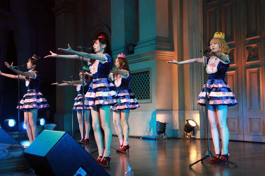「君のヨロコビを包みたくて！」を歌うDoll☆Elements。