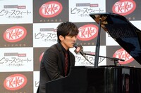 「Brand New Day」を披露するK。