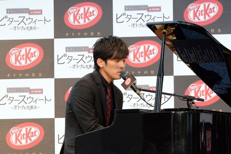 「Brand New Day」を披露するK。