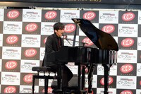 「Brand New Day」を披露するK。