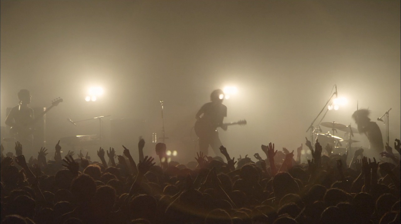 「everything is my guitar」ライブ映像のワンシーン。