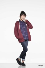 “ベーシックカジュアル系”コーディネートの渡辺麻友。