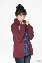 “ベーシックカジュアル系”コーディネートの渡辺麻友。