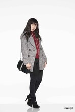 “レディモード系”コーディネートの渡辺麻友。